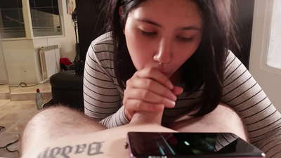 ਮੈਂ ਆਪਣੀ ਮਤਰੇਈ ਭੈਣ ਨੂੰ ਛੇੜਦਾ ਹਾਂ ਜਦੋਂ ਉਹ ਡਿਜ਼ਨੀ [ਕਮ] ਦੇਖਦੀ ਹੈ